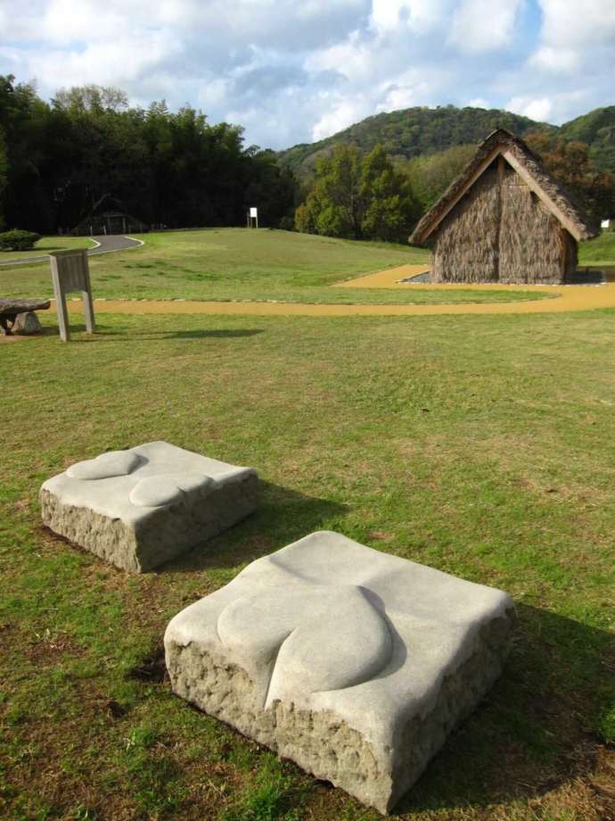 島根県松江市の「八雲立つ風土記の丘」の幸せのベンチと茶臼山