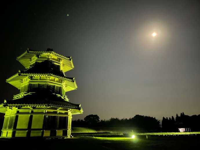月明かりとライトアップで照らされた夜の鞠智城の城跡