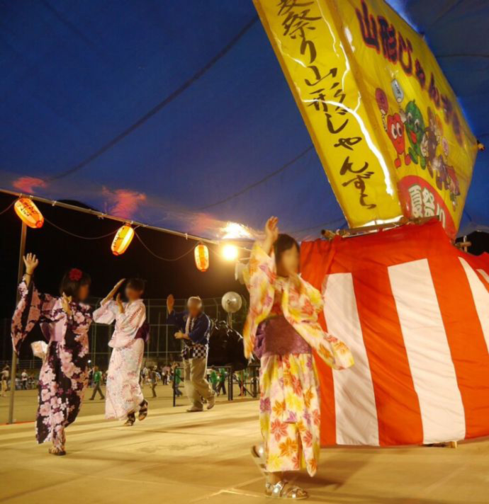 山形村の夏祭り「じゃんずら」で盆踊りをする地元の子どもたち