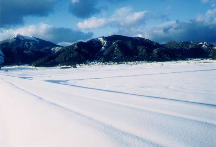 山口市内の田園に雪が積もった風景