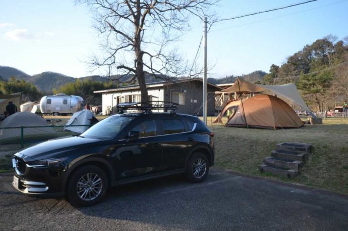 兵庫県のキャンプ場「やまもりサーキット」の車横付けサイト