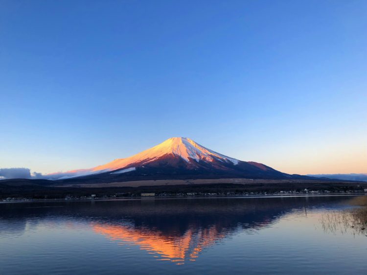 山中湖に映る富士山