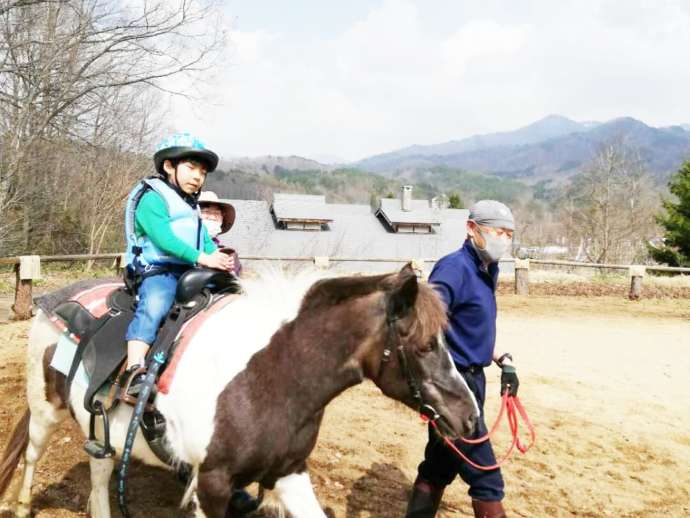岐阜県飛騨市にある「天空の牧場 奥飛騨山之村牧場」での乗馬体験の様子