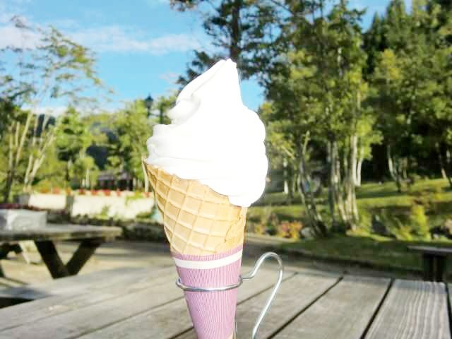 岐阜県飛騨市にある「天空の牧場 奥飛騨山之村牧場」でいただけるソフトクリーム