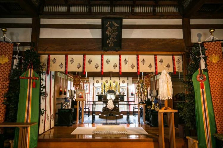 石川県金沢市にある安江八幡宮の美しい拝殿
