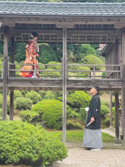 雲樹寺でウェディングフォトを撮るカップル