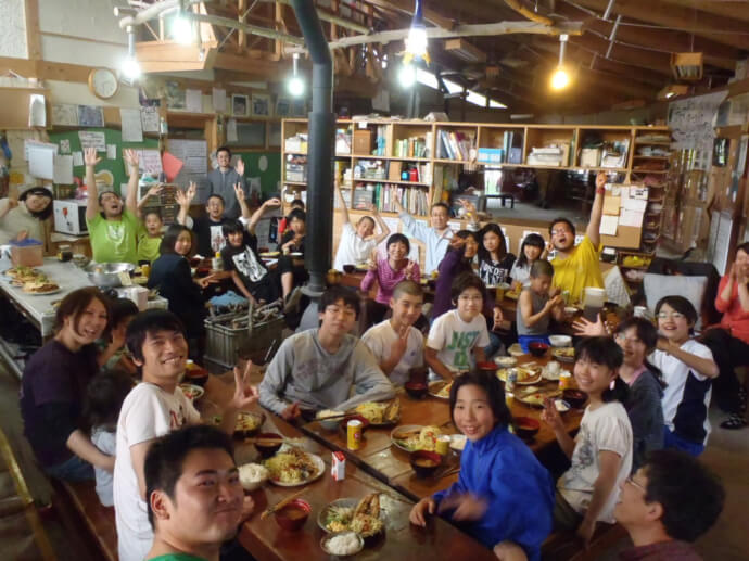 泰阜村の山村留学で大勢が食卓を囲んでいる様子