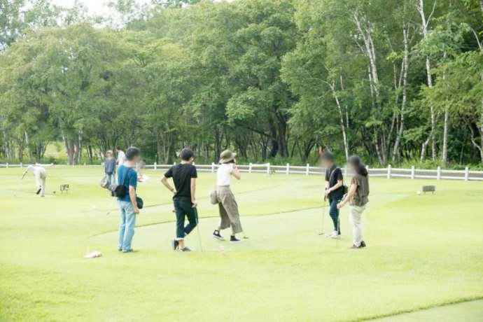 長野県諏訪郡原村の「八ヶ岳自然文化園」でパターゴルフをする人たち