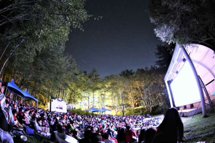 長野県諏訪郡原村の「八ヶ岳自然文化園」での星空の映画祭の様子