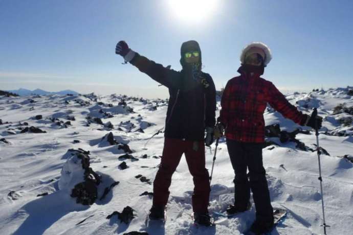 八ヶ岳アウトドア・アクティヴィティーズでスノーシューをするカップル：真っ白な雪景色