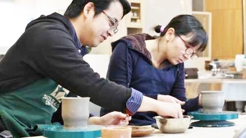 福岡県春日市にある「陶芸教室やわら木」で陶芸体験で集中して作り進めるカップル