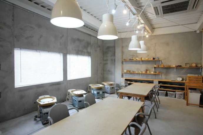 福岡県春日市の「陶芸教室やわら木」にある作業台の様子