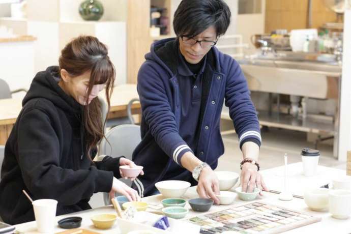 福岡県春日市の「陶芸教室やわら木」で何を作ろうか思案しているカップル