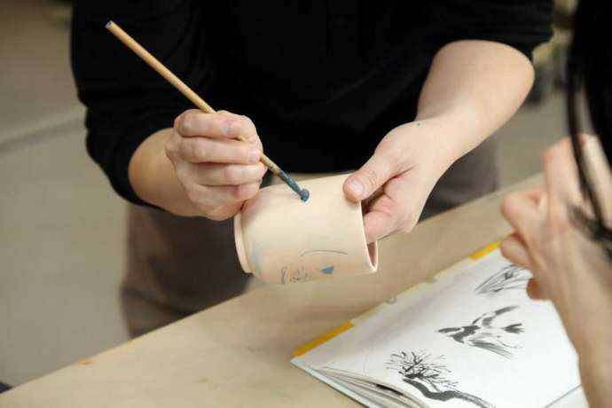 福岡県春日市の「陶芸教室やわら木」の体験教室で講師が手本を見せている様子