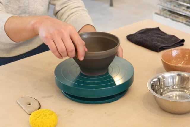 福岡県春日市にある「陶芸教室やわら木」で手回しろくろを体験している方の手元
