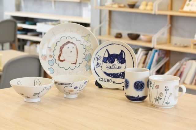 福岡県春日市にある「陶芸教室やわら木」の絵付け体験で作った器・皿・コップ
