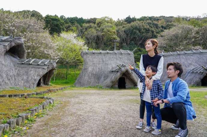 大分県国東市にある安国寺集落遺跡公園「弥生のムラ」の屋外を散策する家族