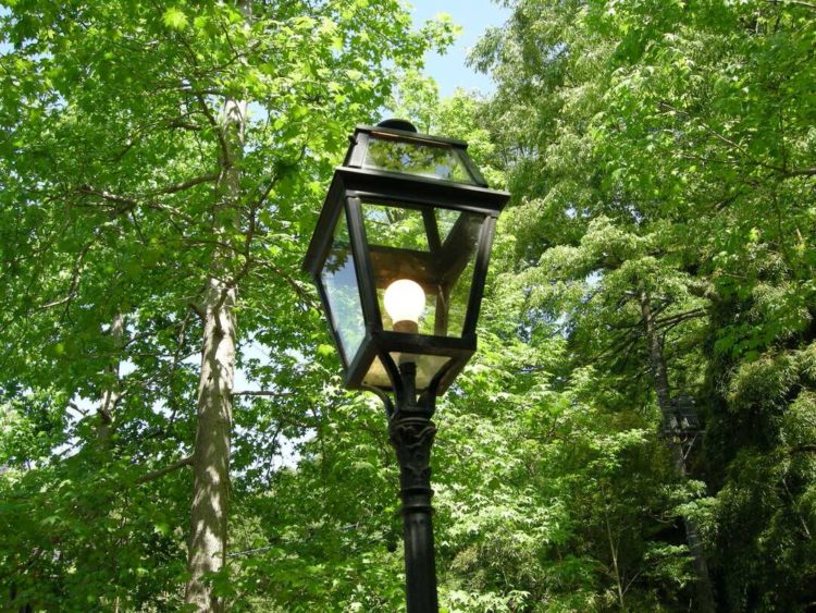 北鎌倉 葉祥明美術館の庭にある街灯ランプ