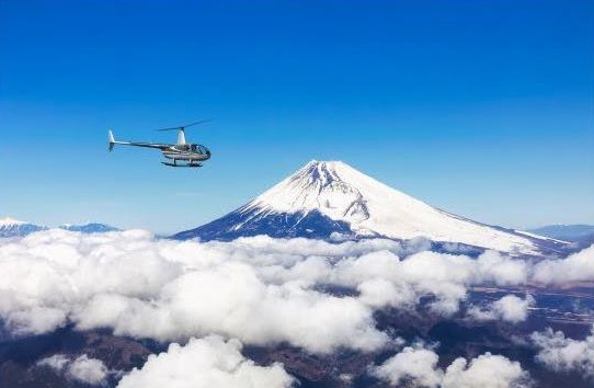 「横浜スカイクルーズ」で富士山をバックに飛行する機体
