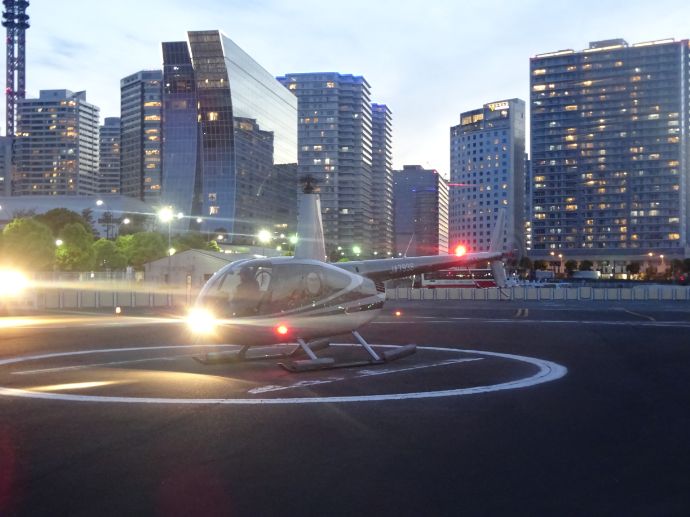 「横浜スカイクルーズ」でメインで利用している3名乗りヘリコプター「ロビンソンR44型」
