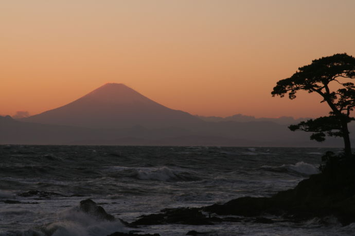 「秋谷・立石海岸」の夕日・富士山の風景