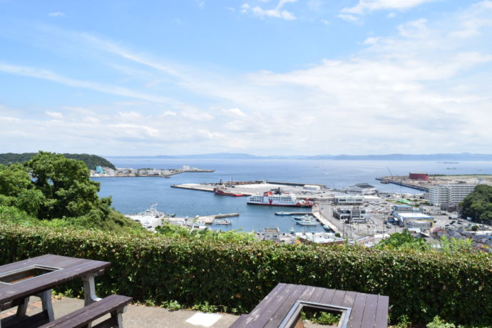 横須賀市にある「くりはま花の国」の高台から見える景色