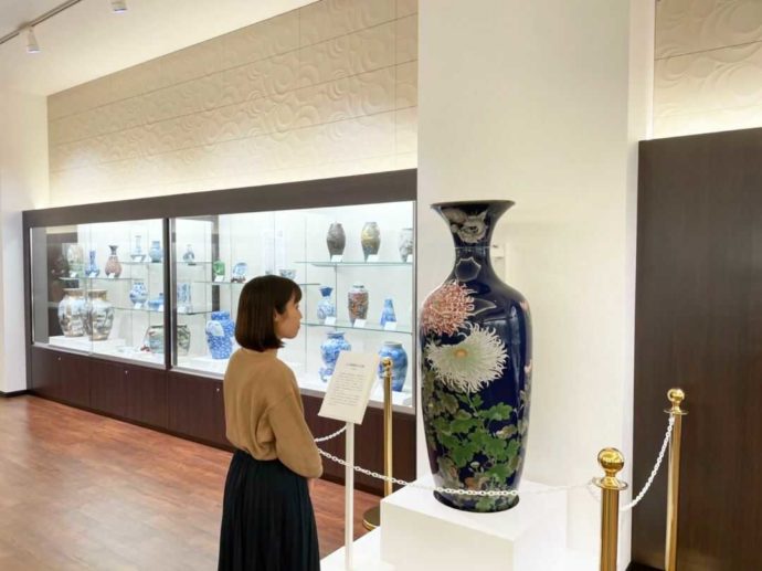 2階常設展の七宝焼大花瓶を鑑賞する女性