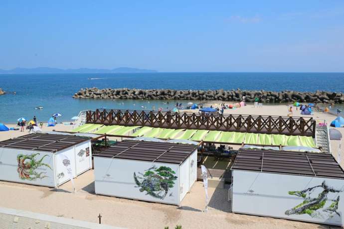 皆生温泉旅館街の目の前に広がるビーチに季節限定でオープンするビーチリゾートカイケの様子