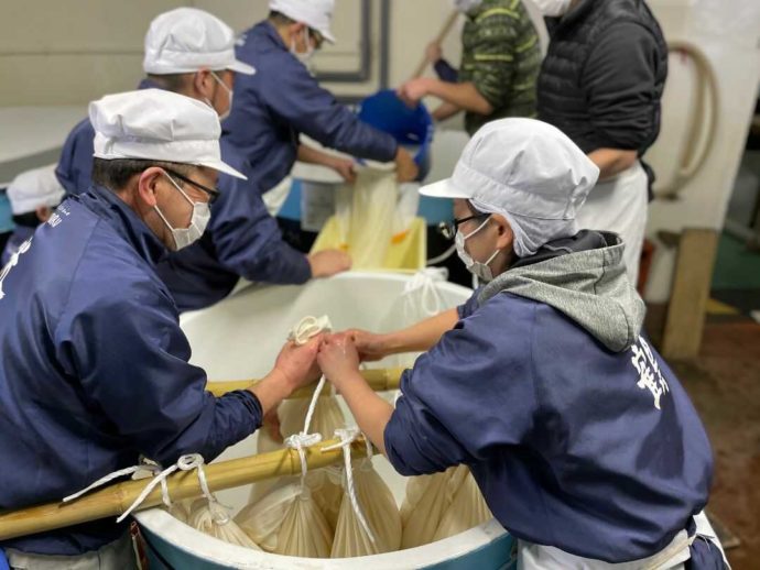 山形県にある米鶴酒造で行われている大吟醸の首吊り作業