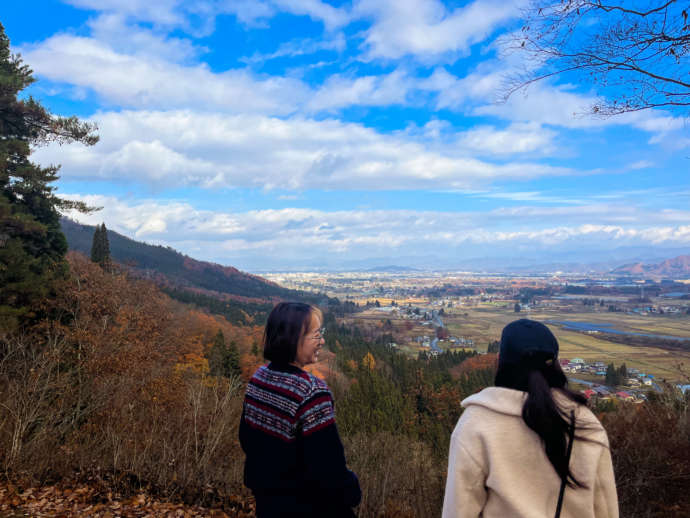 自然豊かな米沢市の風景を楽しむ女性2人