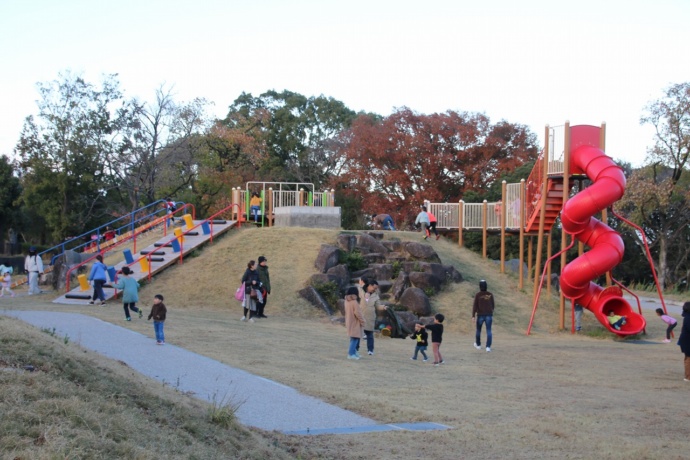 養老公園で遊ぶ親子