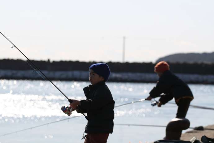 釣りを楽しむ子ども