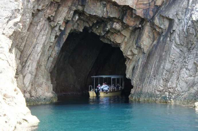 洞窟に入る小型船