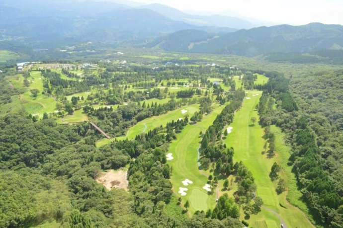 「湯布高原ゴルフクラブ」のコースを上空から俯瞰