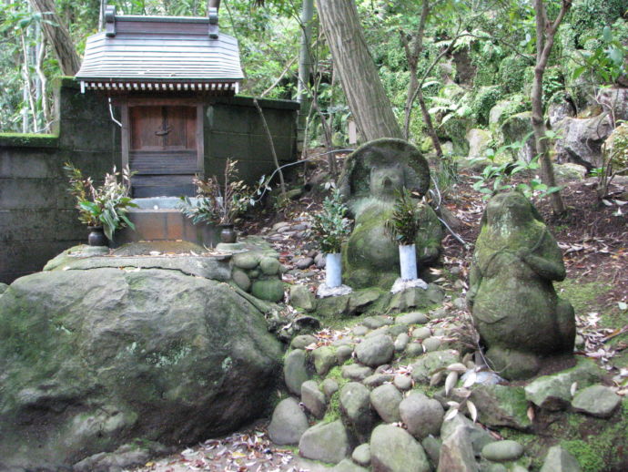 万葉公園の近くにある狸福神社