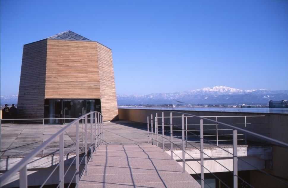 加賀市にある「中谷宇吉郎 雪の科学館」建物外観と白山連邦