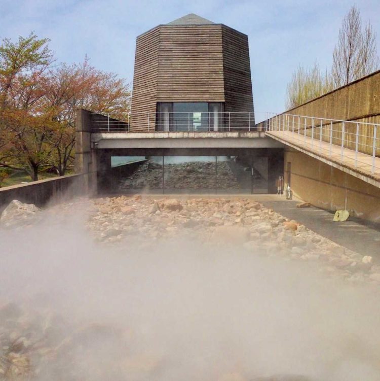 「中谷宇吉郎 雪の科学館」中庭で人工的に発生している霧