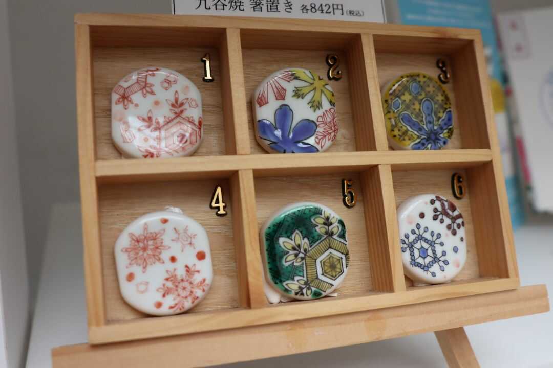石川県「中谷宇吉郎 雪の科学館」のミュージアムショップで販売されている九谷焼のオリジナル箸置き