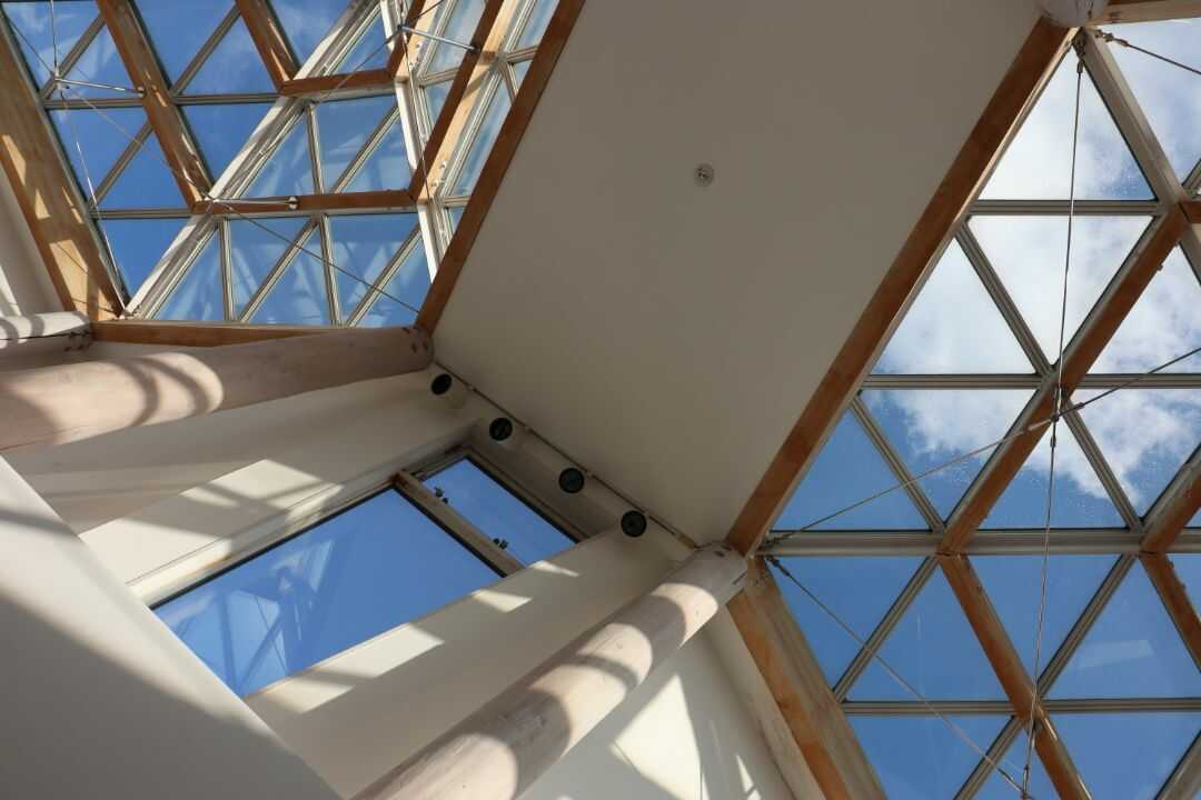 加賀市「中谷宇吉郎 雪の科学館」の館内にある2階エントランスから見上げた天井