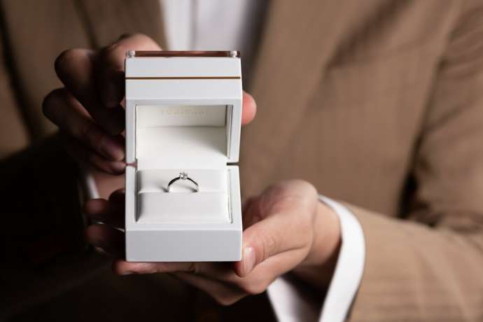 ジュエリーブランド「YUKIZAKI BRIDAL」の婚約指輪と共にプロポーズする様子