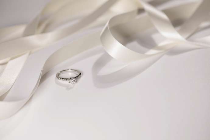 福岡県福岡市に本社を構えるジュエリーブランド「YUKIZAKI BRIDAL」の婚約指輪