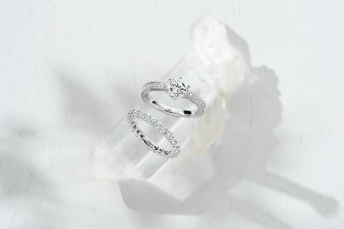 ジュエリーブランド「YUKIZAKI BRIDAL」の結婚指輪の重ね付けイメージ