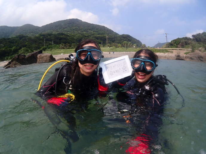 屋久島ダイビングガイド夢心地のダイビングでウミガメに会えた！と喜ぶ参加者たち