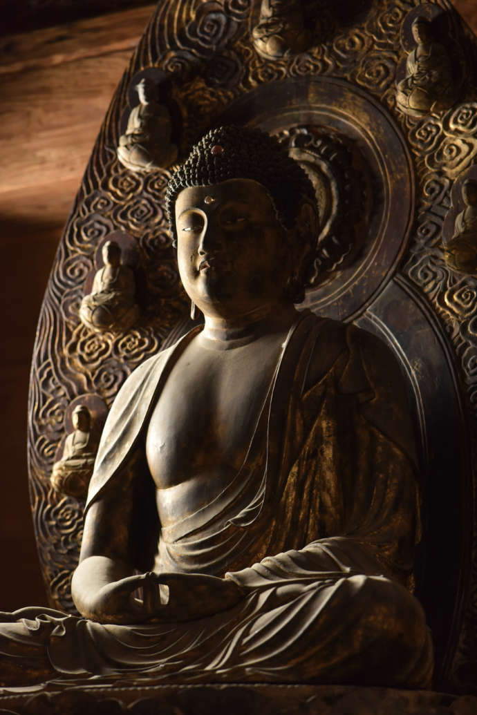 熊本県湯前町にある国指定重要文化財の阿弥陀如来坐像