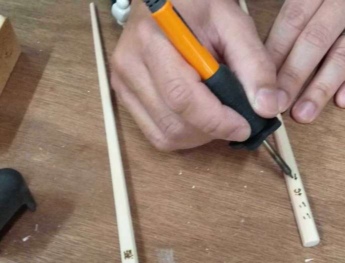 長野県安曇野市にある「あづみの木箸 Fab factory」での作業・焼きペンの様子