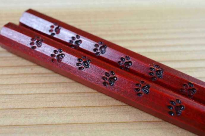 長野県安曇野市にある「あづみの木箸 Fab factory」で売られている職人が手がけた箸