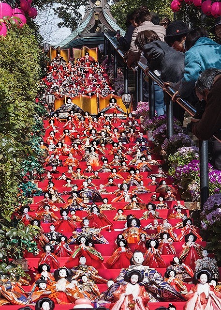 座間神社石段に並ぶ1000体の雛人形
