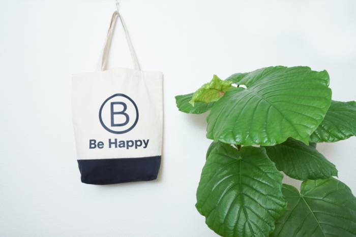 結婚相談所「Be Happy」のロゴが入ったトートバッグ