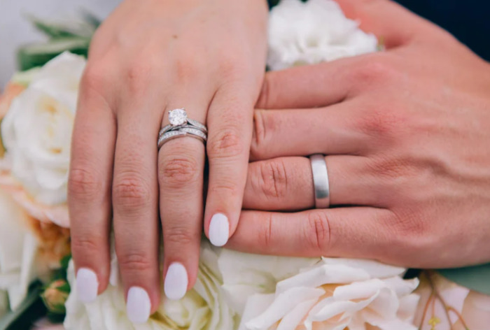 婚約指輪をつけた男女のイメージ画像