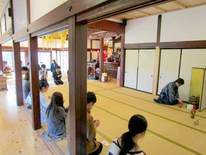 お寺で開催した交流イベントでの茶道体験の様子